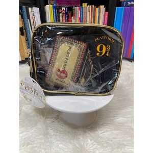 HARRY POTTERY X DANIELLE NICOLE TOILETRY BAG HOGWARTS EXPRESS